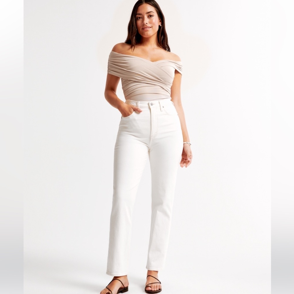 NWOT Abercrombie & Fitch Curve Love Ankle Straight
Ultra High Rise Jean